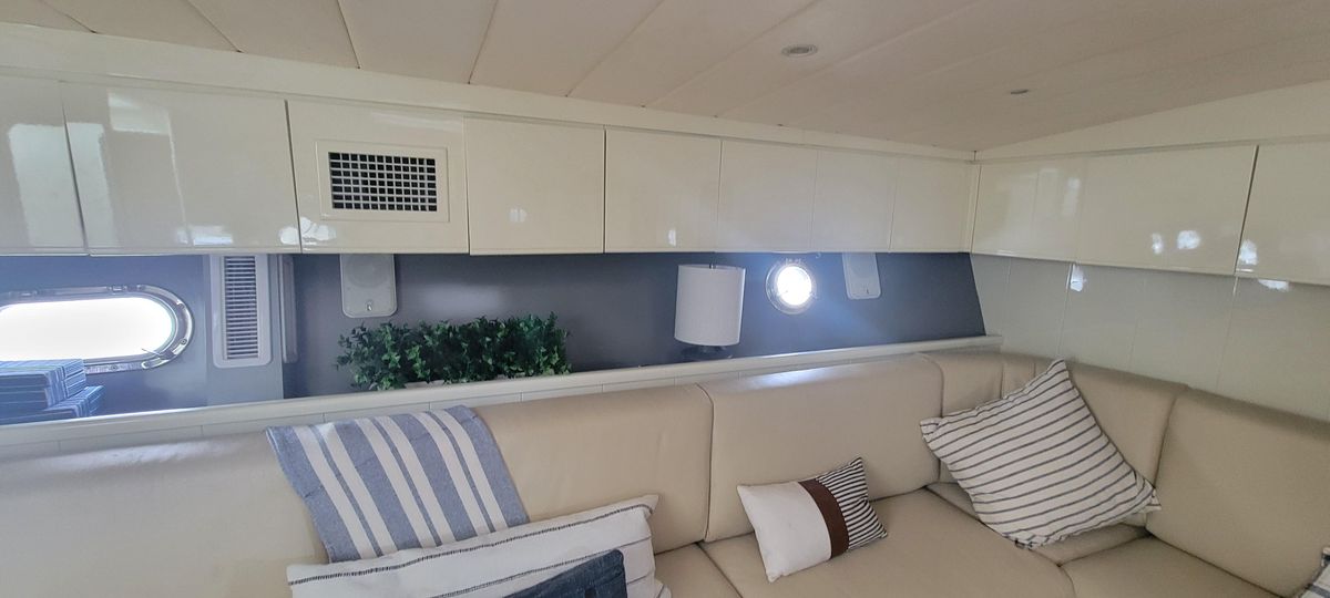 1987 Mochi Craft Express Cruiser 50