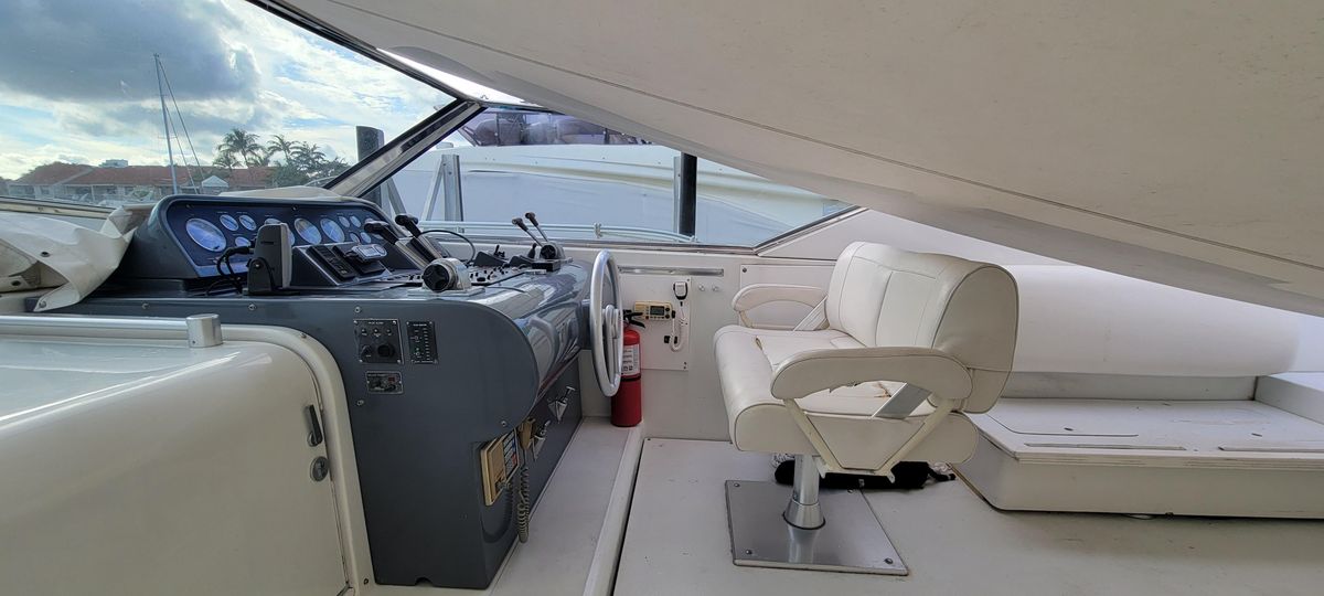 1987 Mochi Craft Express Cruiser 50