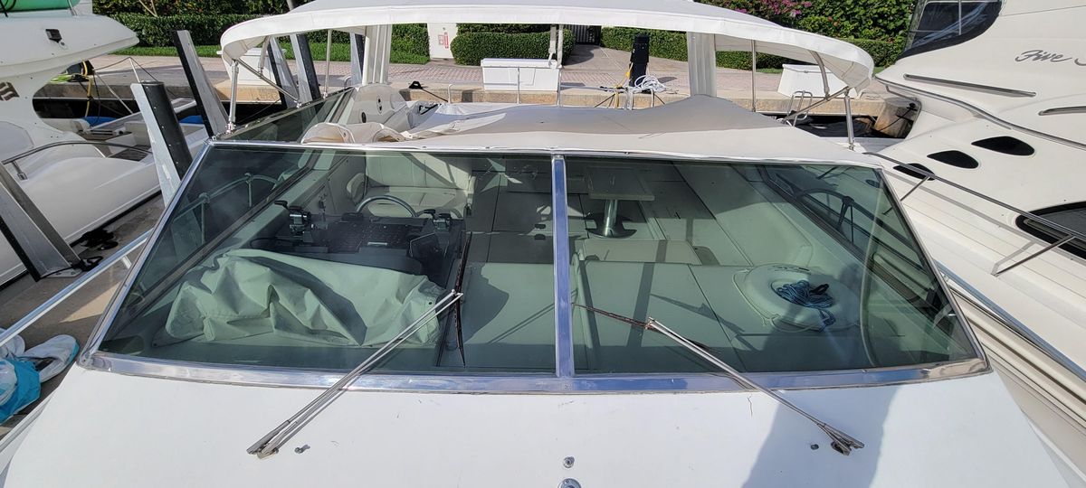 1987 Mochi Craft Express Cruiser 50