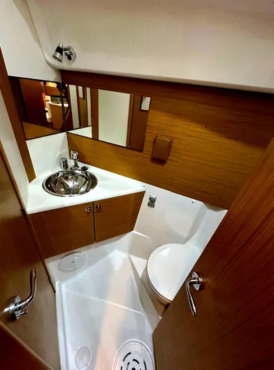 Star IV Yacht Photos Pics Compact bathroom in 2010 Jeanneau Sun Odyssey 50 DS yacht with modern fixtures.