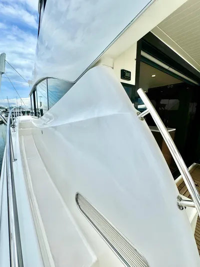 Waves III Yacht Photos Pics 