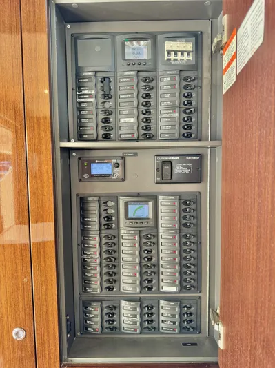 Waves III Yacht Photos Pics 