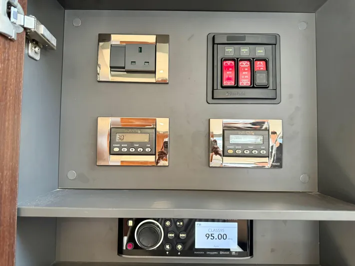 Waves III Yacht Photos Pics 