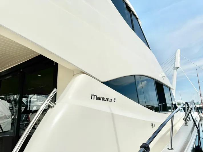 Waves III Yacht Photos Pics 