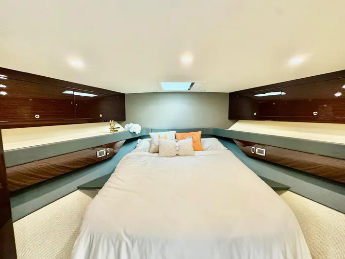 Waves III Yacht Photos Pics 