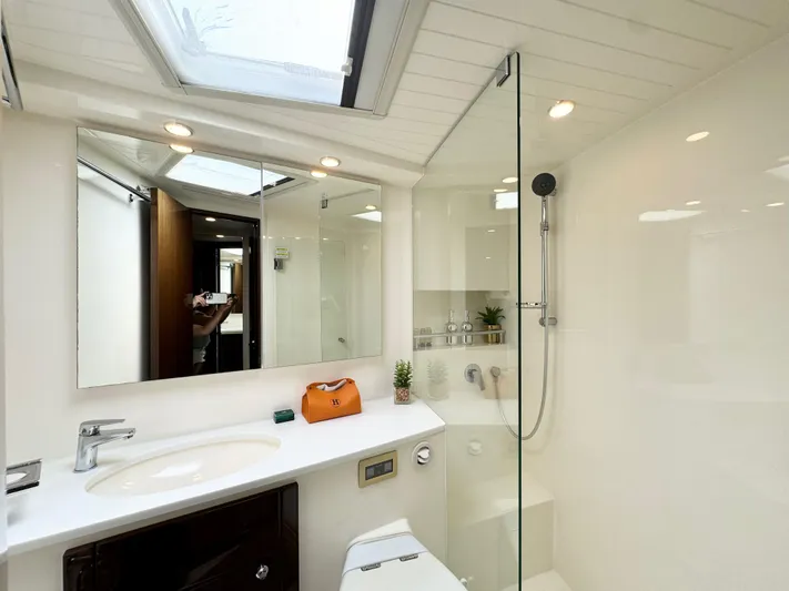 Waves III Yacht Photos Pics 