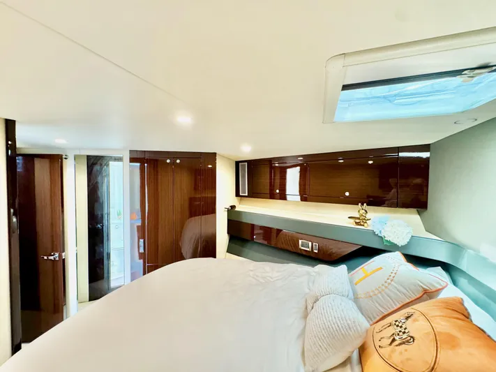 Waves III Yacht Photos Pics 