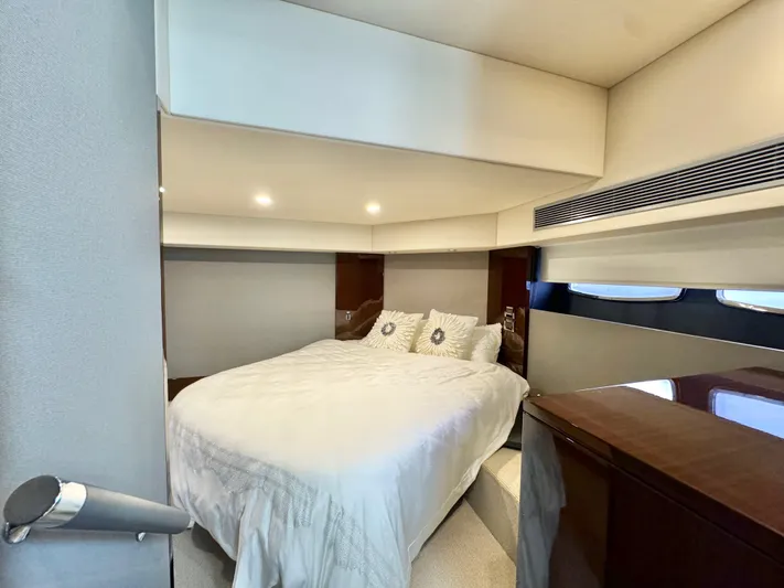 Waves III Yacht Photos Pics 