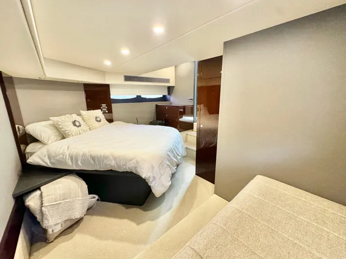 Waves III Yacht Photos Pics 