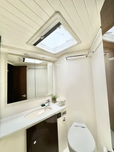 Waves III Yacht Photos Pics 