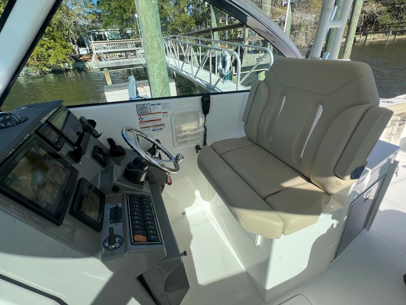 2018 Pursuit DC 325 Dual Console