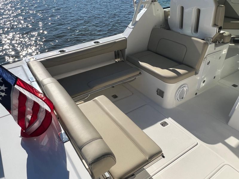 2018 Pursuit DC 325 Dual Console