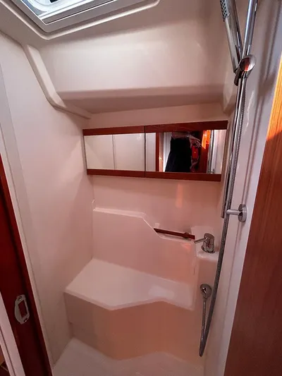 Alegrea III Yacht Photos Pics Bathroom in Hanse 455 sailboat, year 2016.