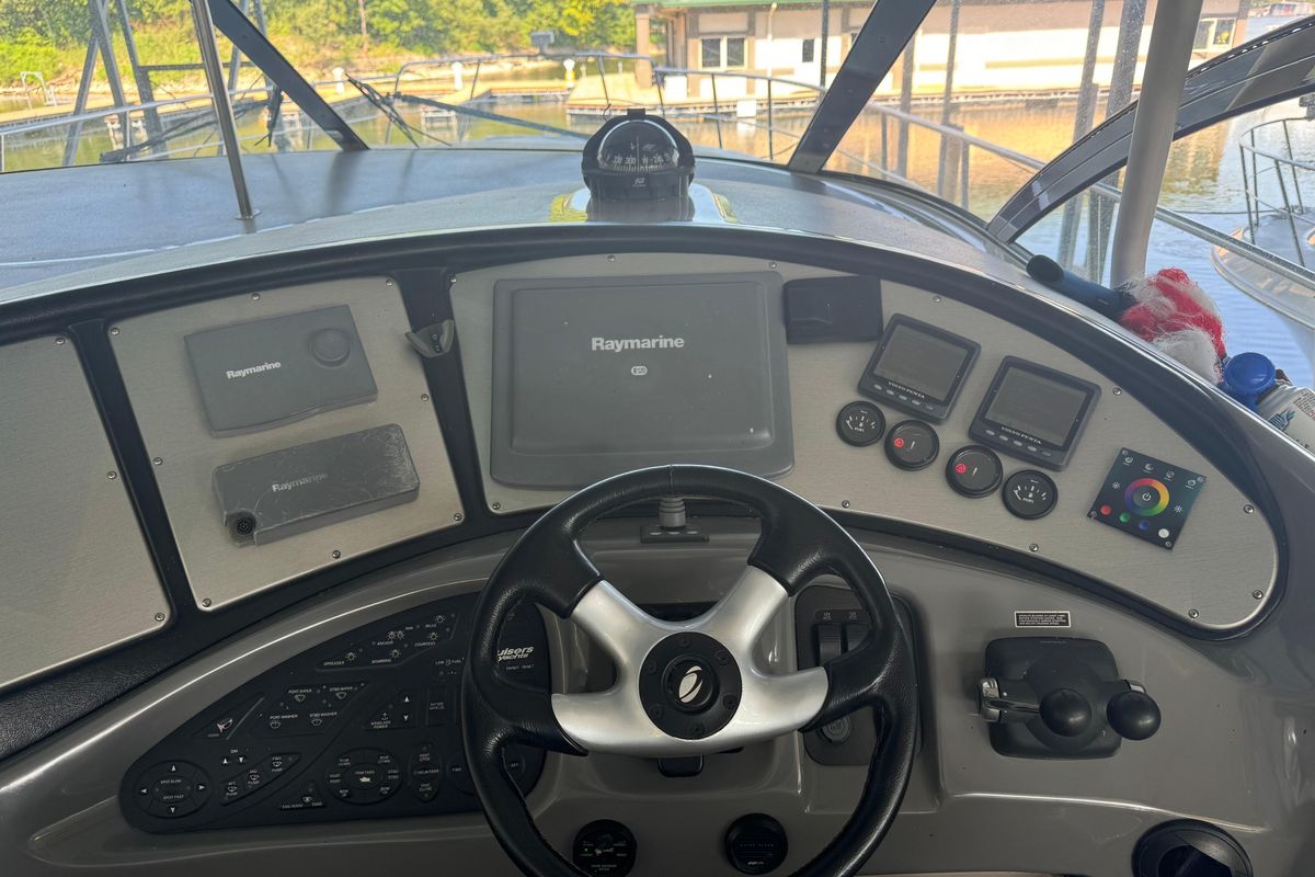 2006 Cruisers Yachts 56 