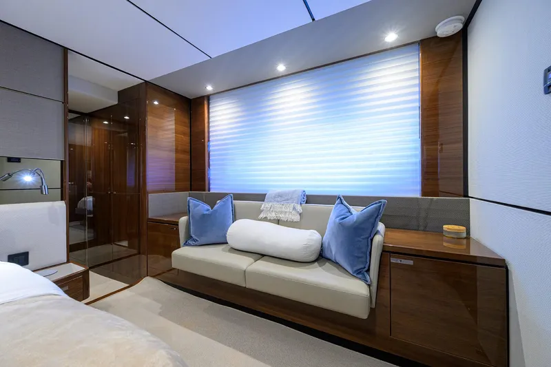 Converter Yacht Photos Pics Stateroom -  Seating