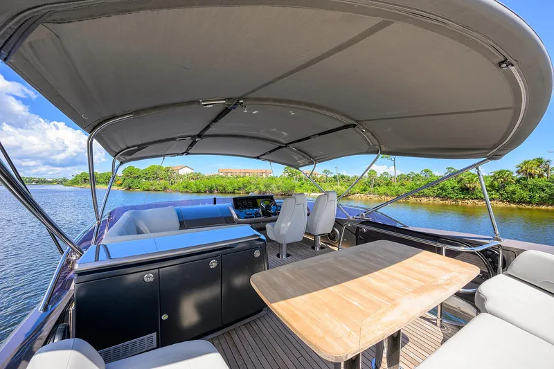 Converter Yacht Photos Pics Flybridge - Table