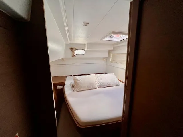 Queen Mary II Yacht Photos Pics 2019 Lagoon 40 yacht cabin with cozy bed and natural light.