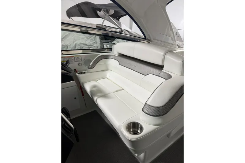  Yacht Photos Pics 2018 Formula 400 Super Sport interior with white leather seating and cup holder.