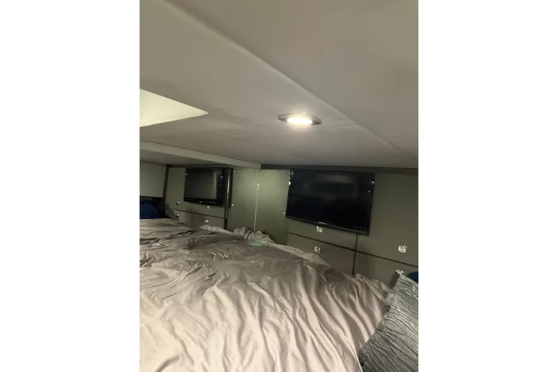  Yacht Photos Pics Interior cabin of 2018 Formula 400 Super Sport with bed and TV.