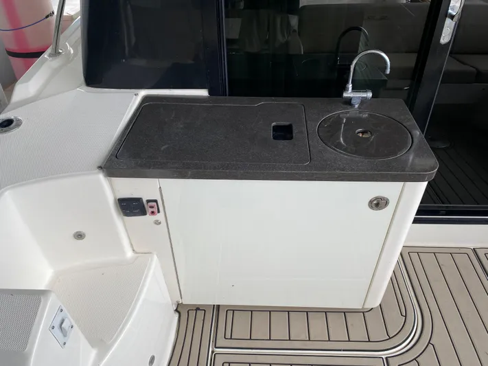  Yacht Photos Pics Outdoor kitchenette on 2015 Sea Ray 470 Sundancer yacht with sink and countertop.