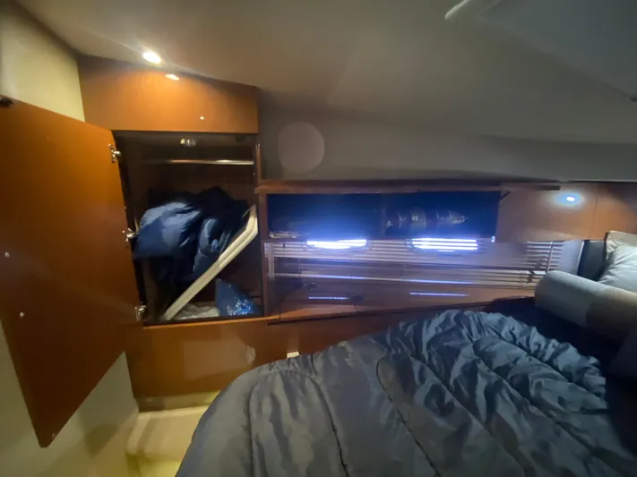  Yacht Photos Pics 2015 Sea Ray 470 Sundancer cabin interior with open closet and bedding.