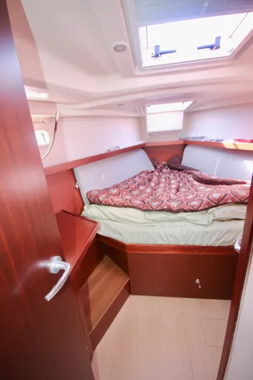 Eleanor Yacht Photos Pics Main forward cabin