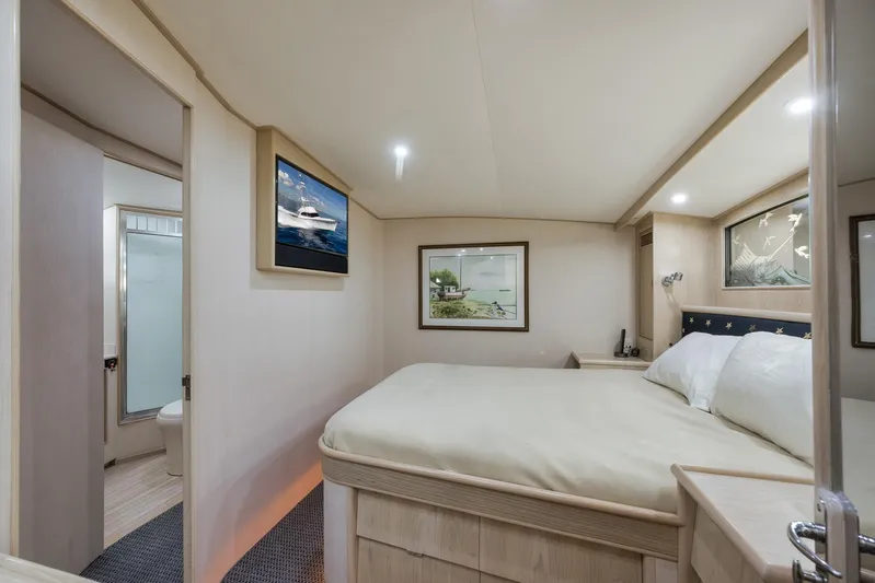 Rose Yacht Photos Pics Luxurious 1998 Rybovich Convertible yacht bedroom with elegant decor and cozy bedding.