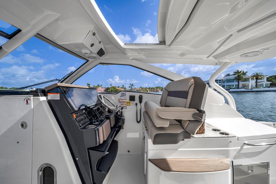2018 Pursuit 365 DC
