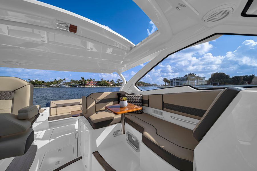 2018 Pursuit 365 DC