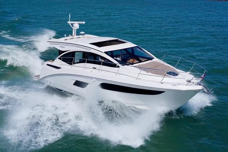  Yacht Photos Pics 2017 Sea Ray Sundancer 400 yacht cruising on open water, creating waves.