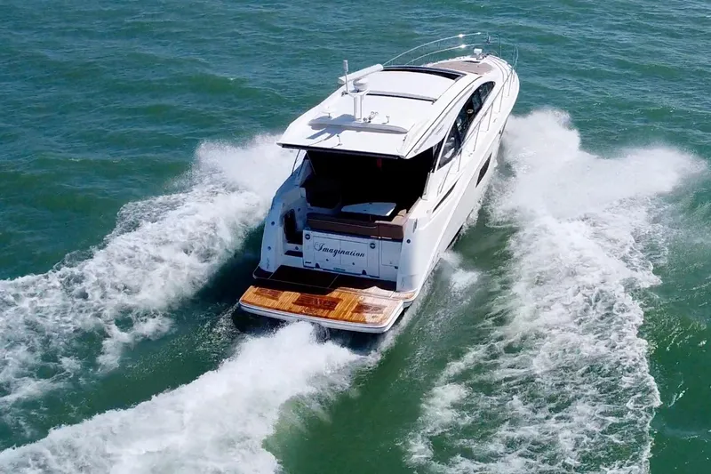  Yacht Photos Pics 2017 Sea Ray Sundancer 400 cruising on open water, rear view.