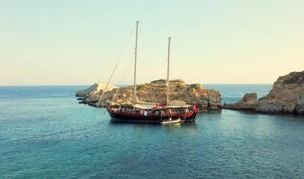 Trİppİn Yacht Photos Pics Wooden Ketch Tirhandil 20M sailing near rocky coastline, 2006 model.