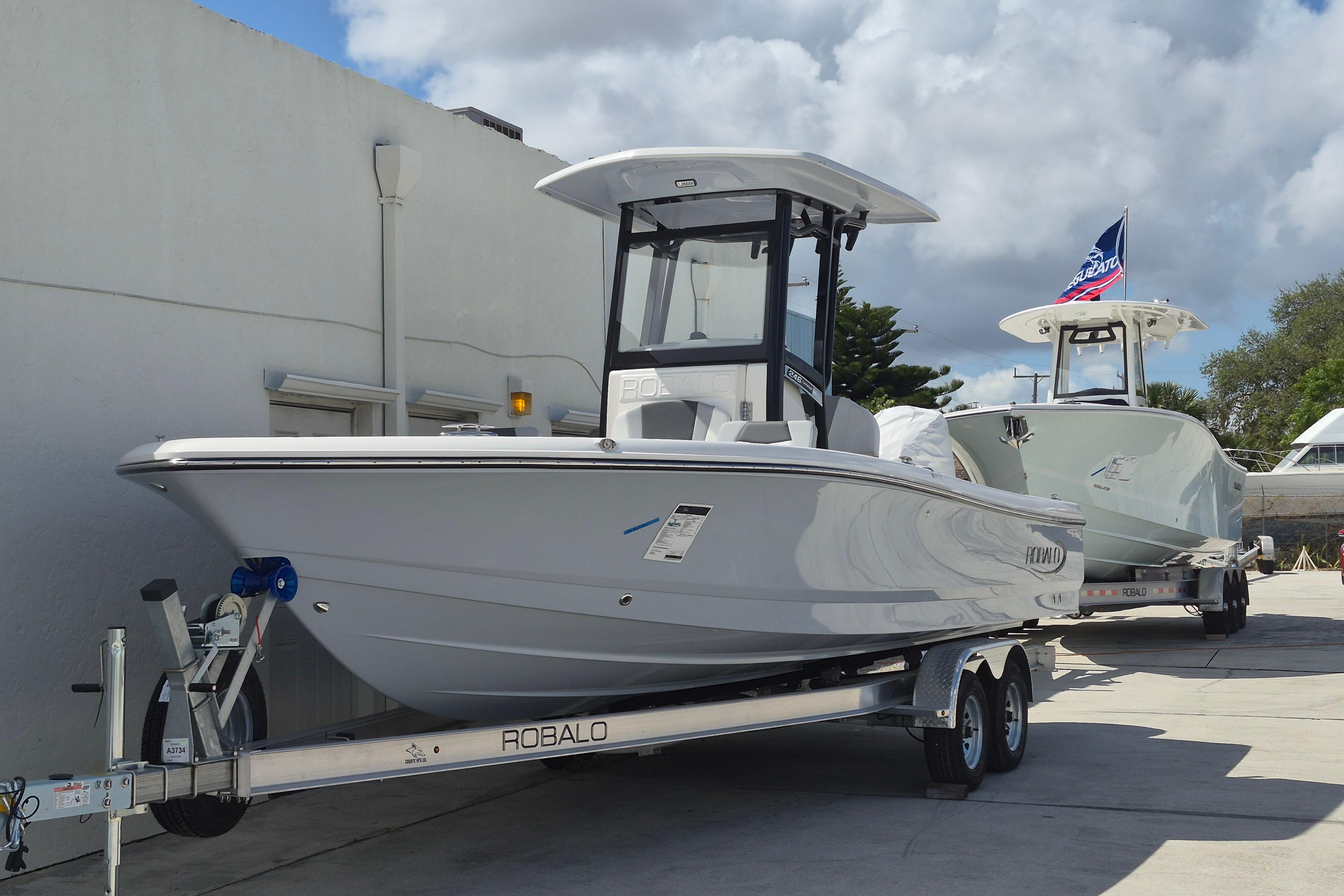2026 Robalo 246 Cayman - Image 1