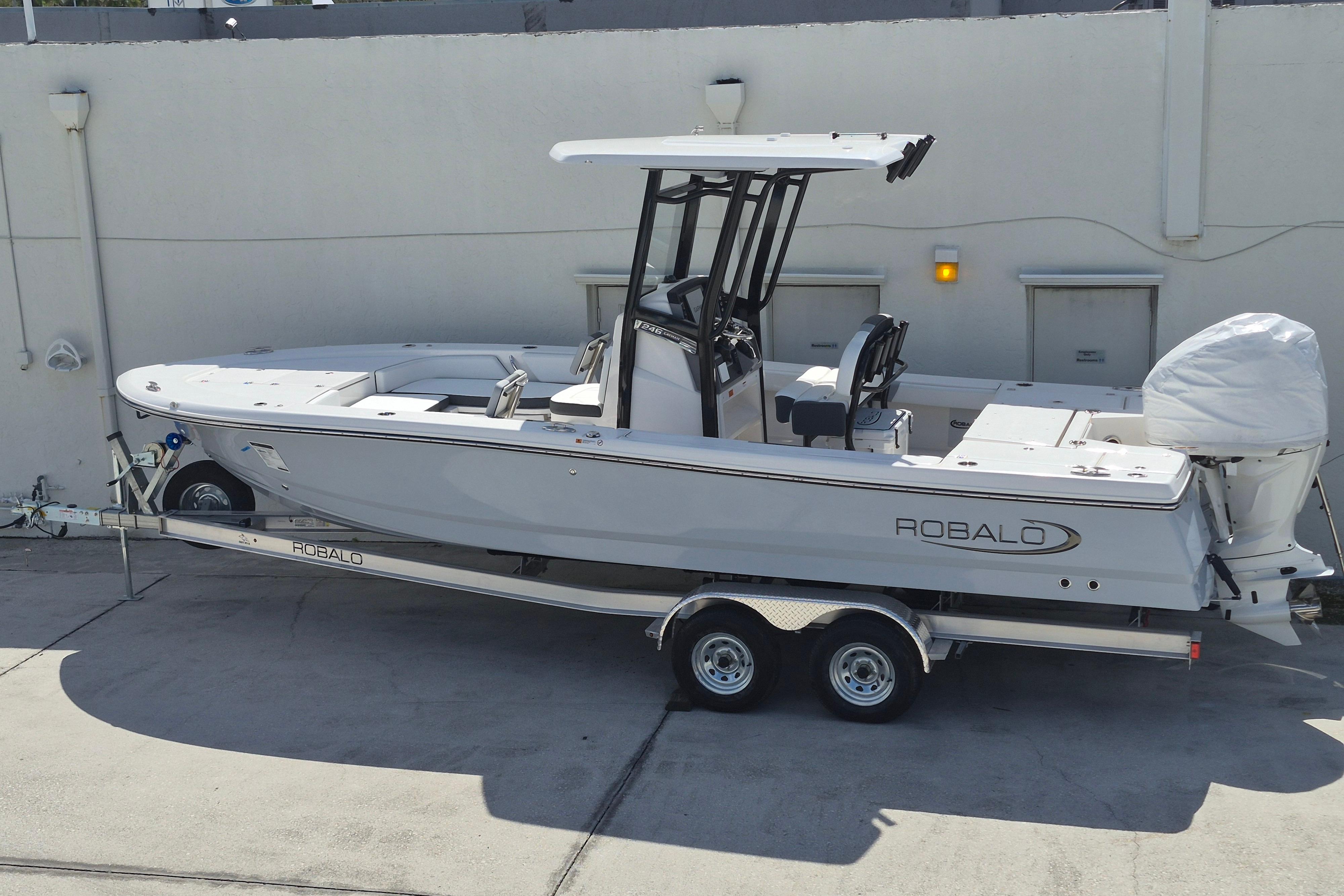 2026 Robalo 246 Cayman - Image 2