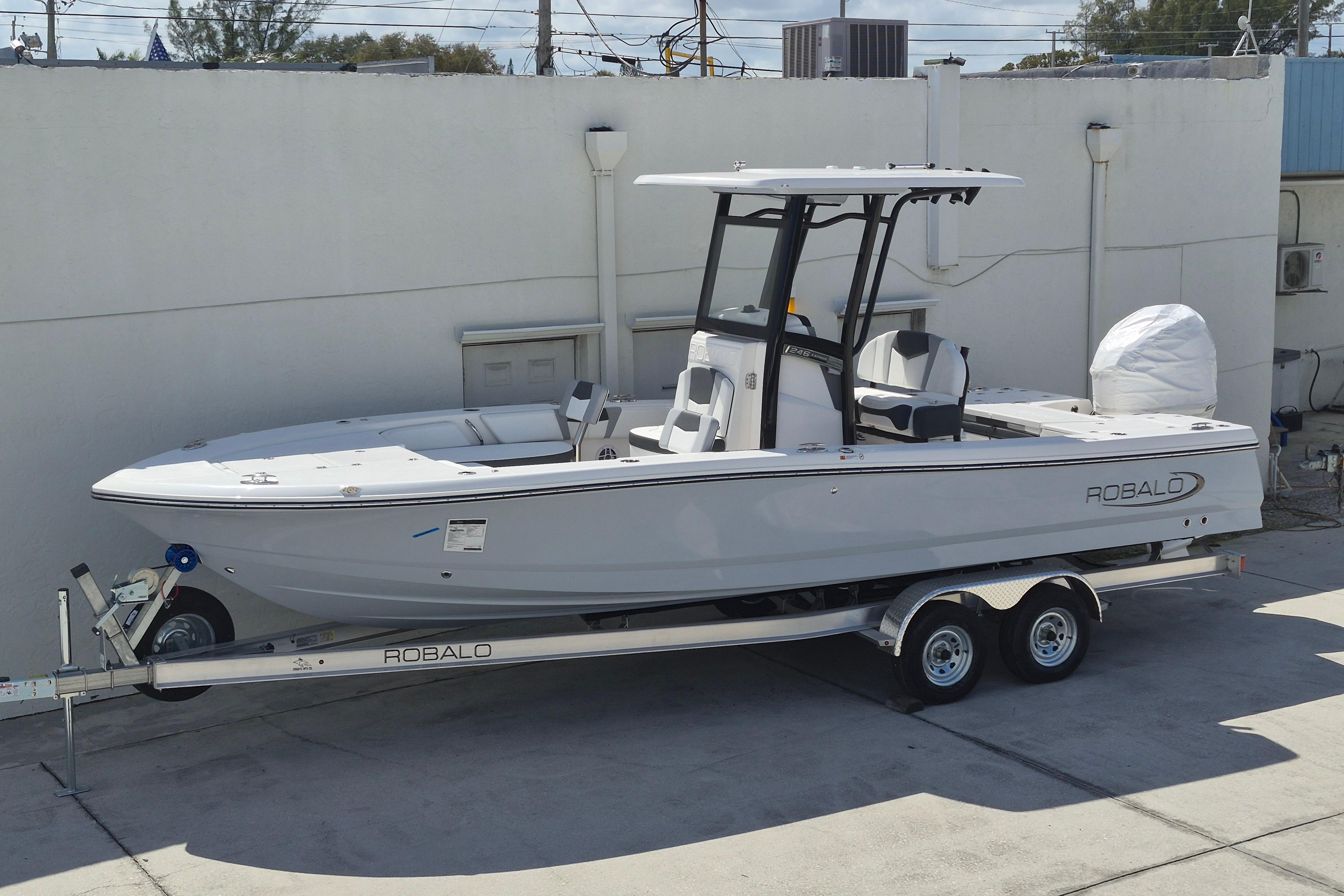 2026 Robalo 246 Cayman - Image 3