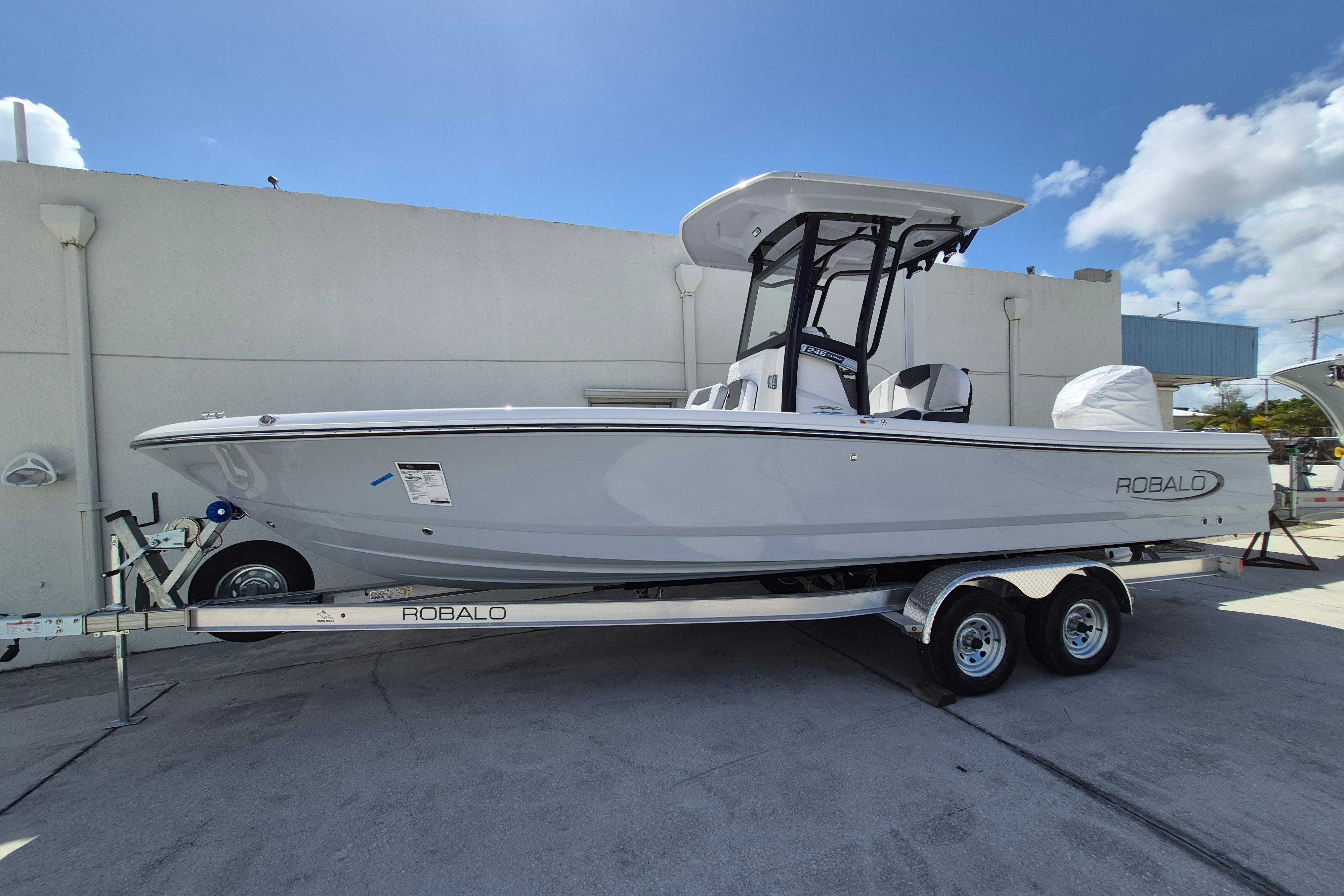 2026 Robalo 246 Cayman - Image 4