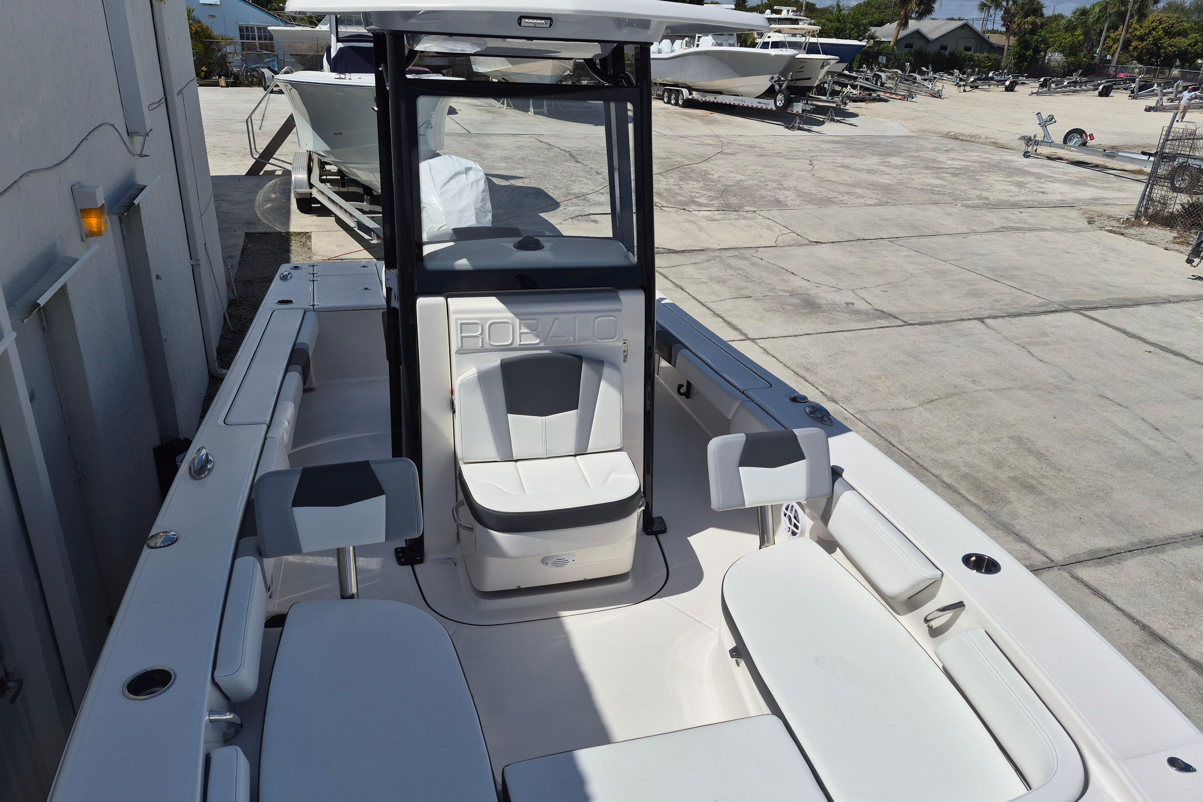 2026 Robalo 246 Cayman - Image 6