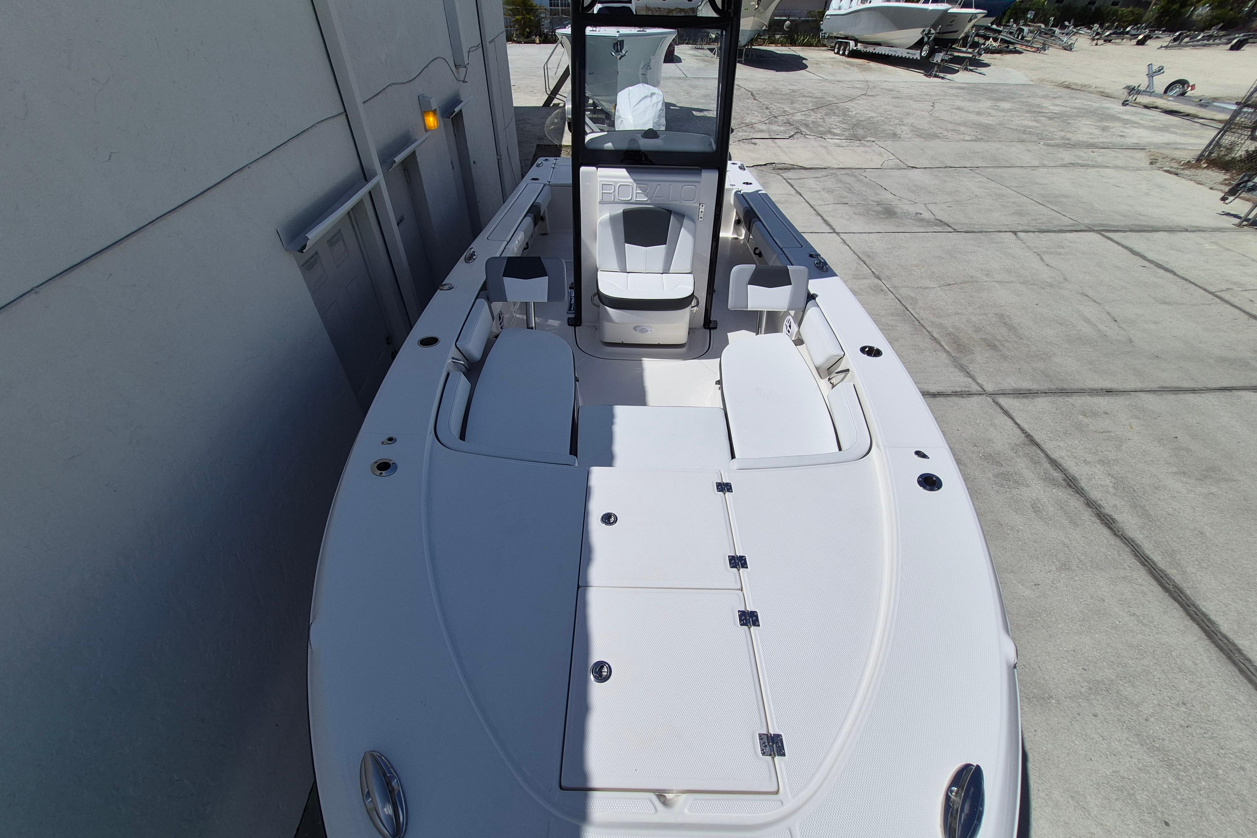 2026 Robalo 246 Cayman - Image 7