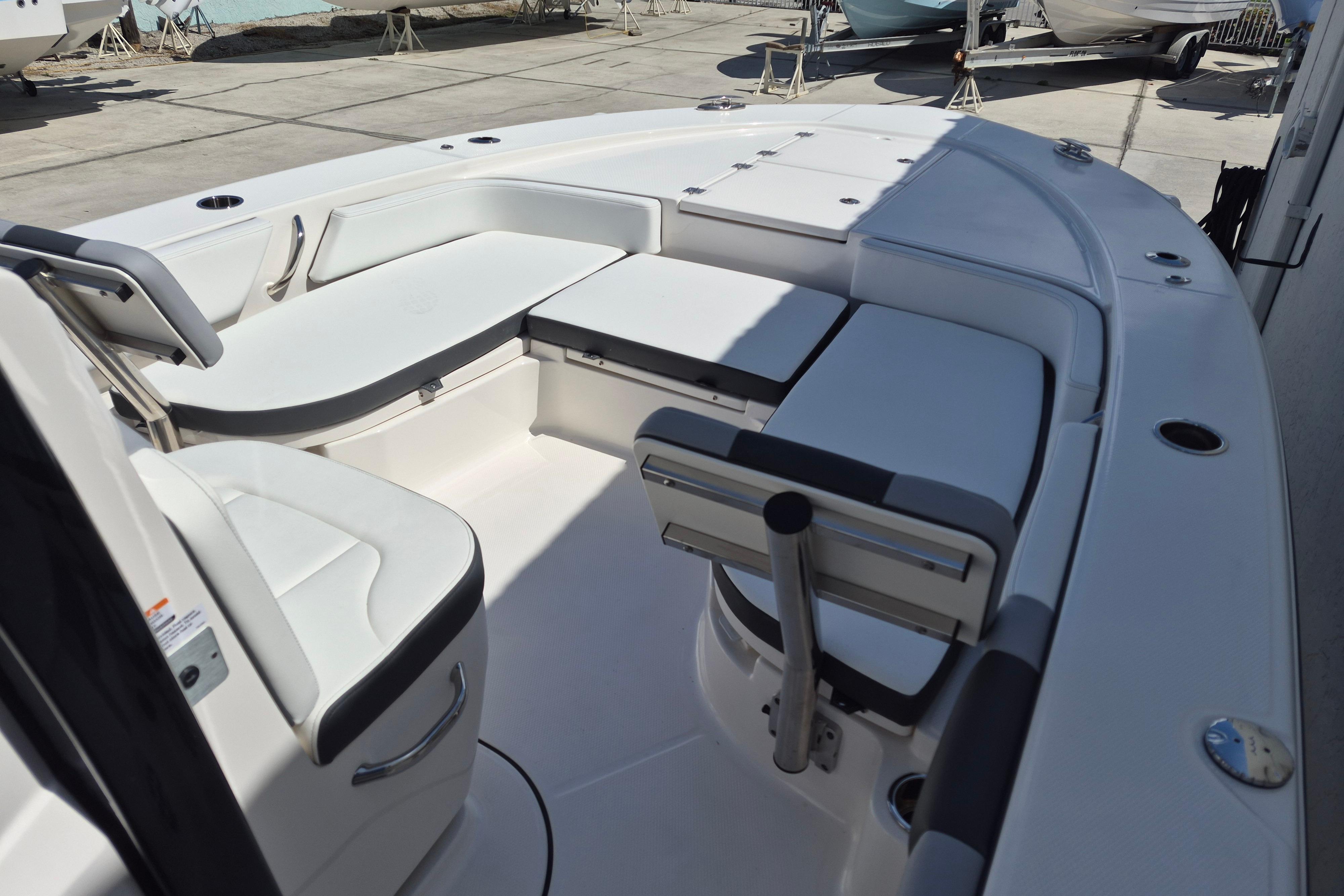 2026 Robalo 246 Cayman - Image 8