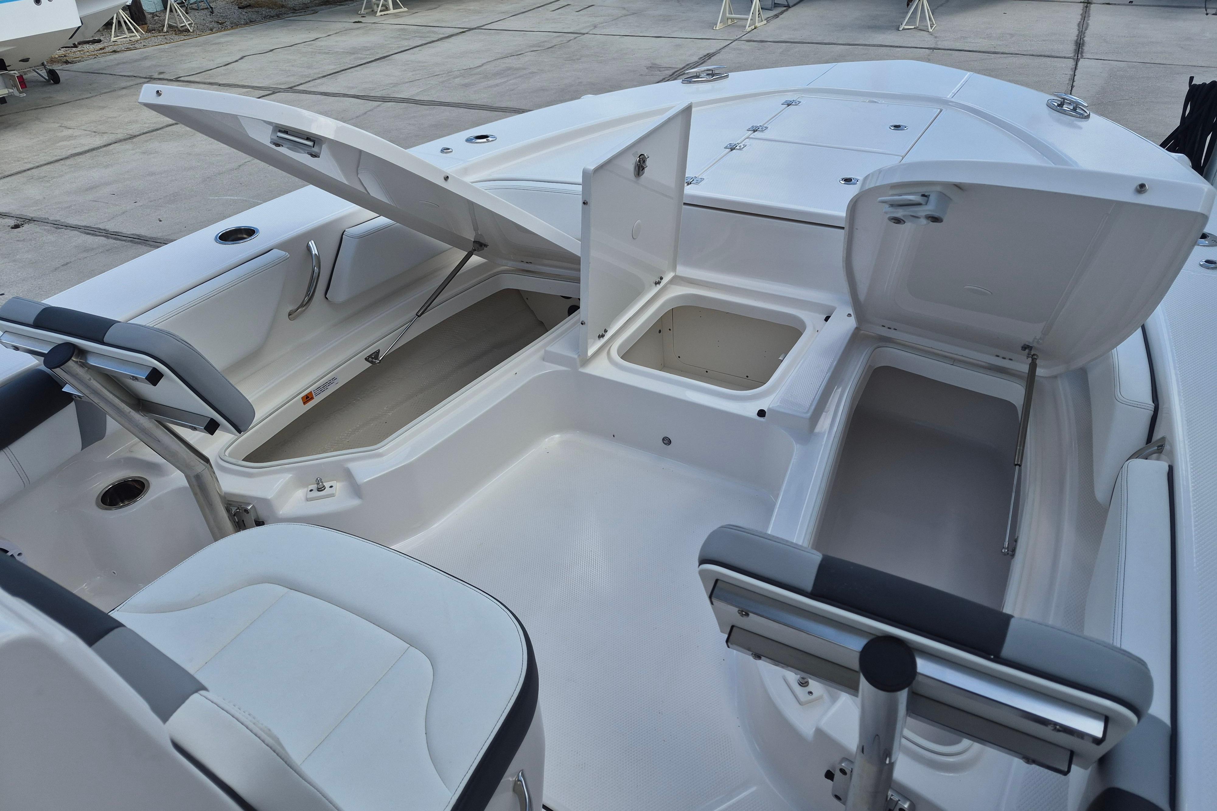 2026 Robalo 246 Cayman - Image 9
