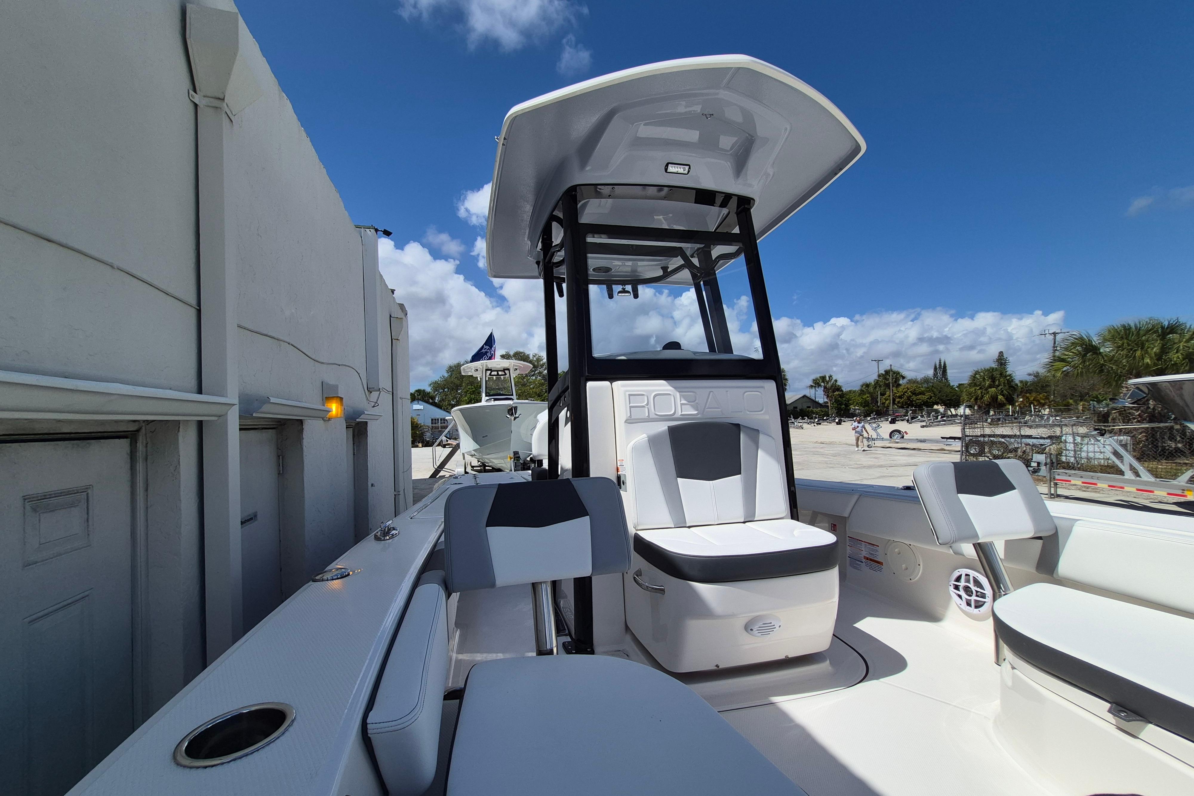 2026 Robalo 246 Cayman - Image 10