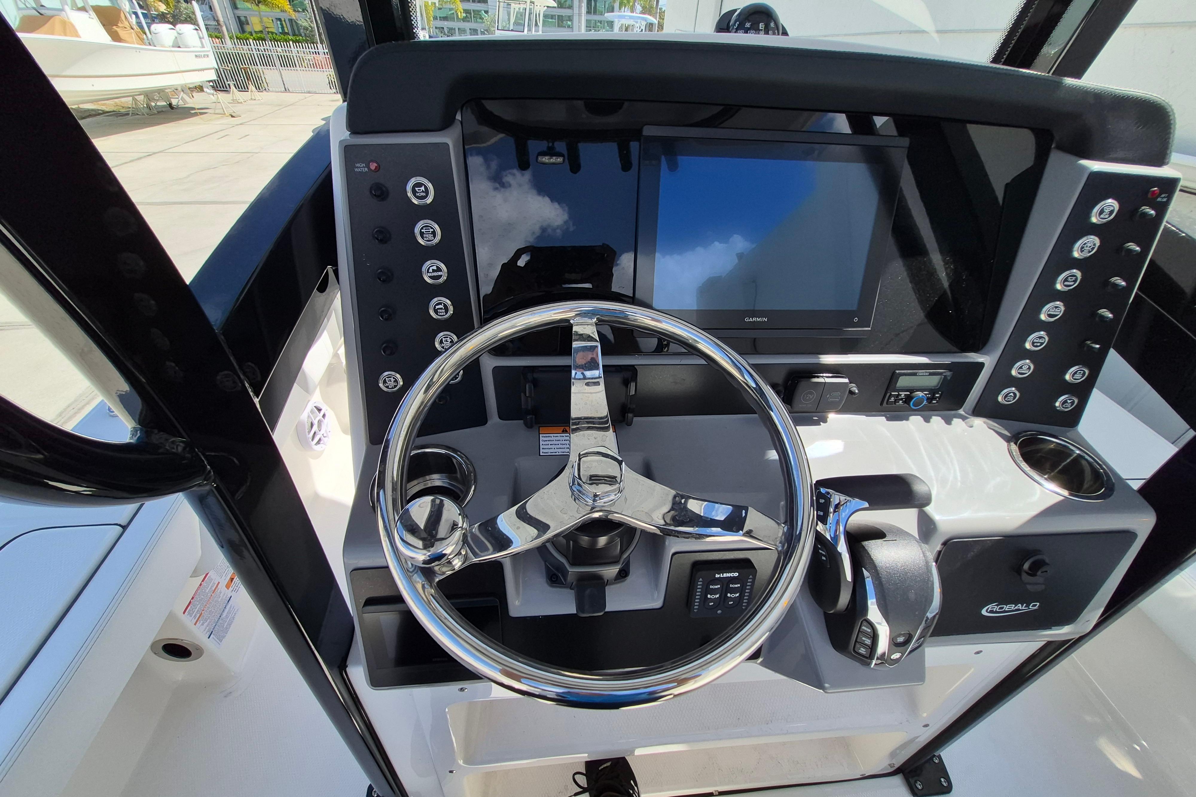 2026 Robalo 246 Cayman - Image 12