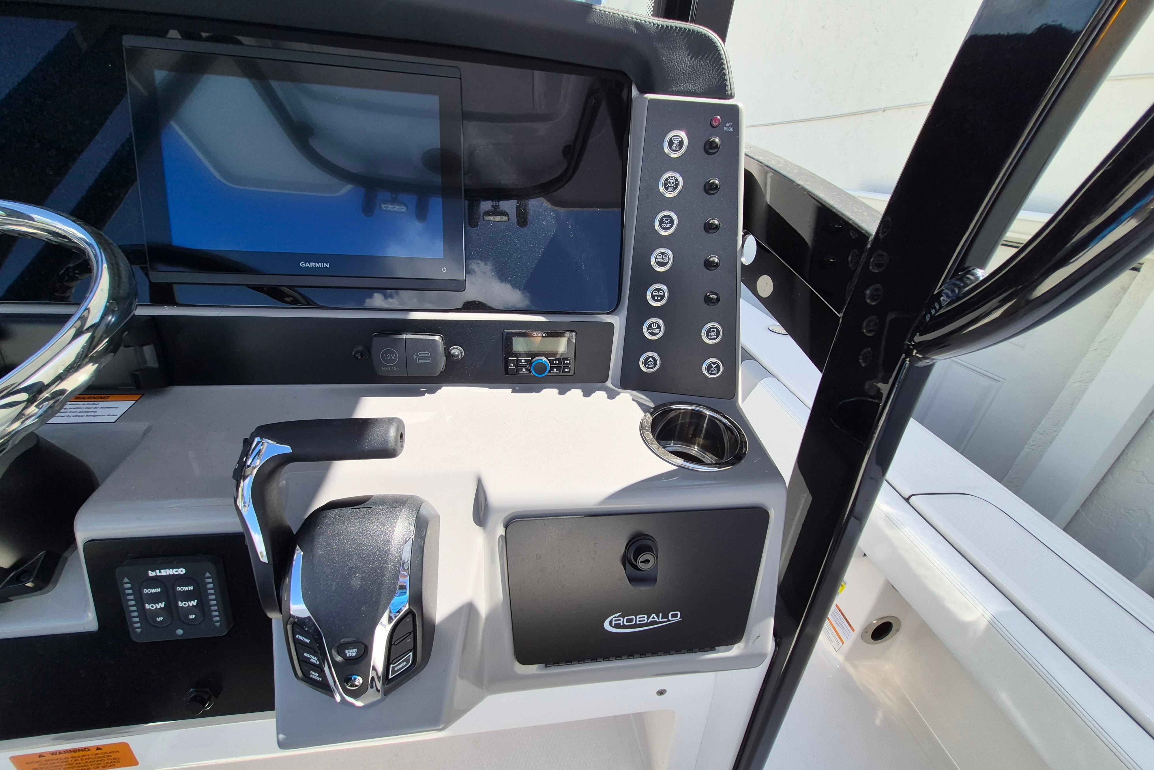 2026 Robalo 246 Cayman - Image 13