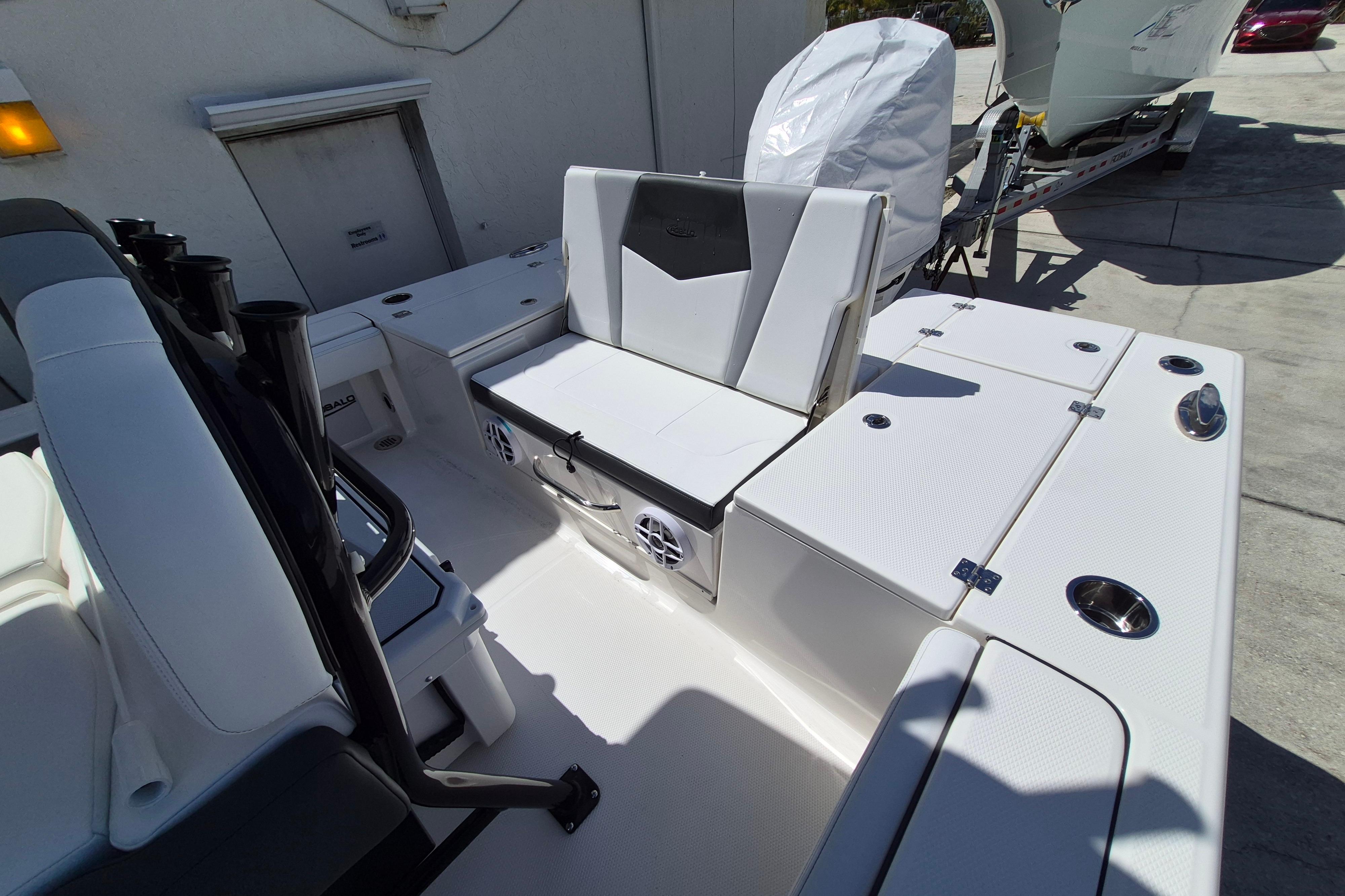 2026 Robalo 246 Cayman - Image 15