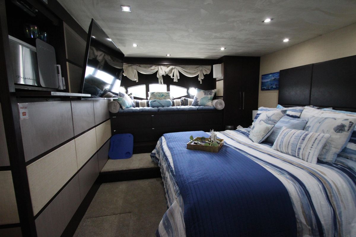 2007 Uniesse 70 