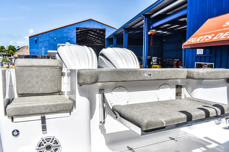  Yacht Photos Pics 2025 Sea Hunt Gamefish 30 boat with coffin box, featuring cushioned seating and dual engines.