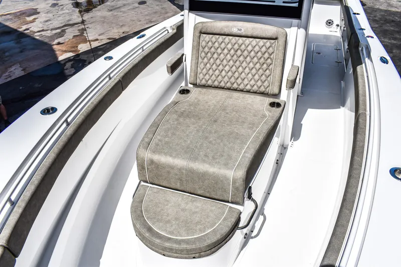  Yacht Photos Pics 2025 Sea Hunt Gamefish 30 with Coffin Box, featuring luxurious seating and modern design.