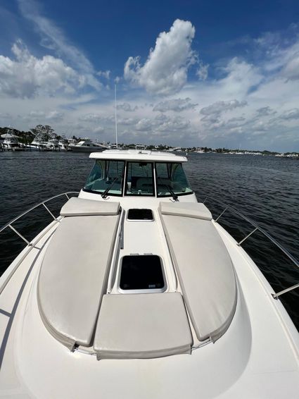 2014-39-5-pursuit-os-385-offshore