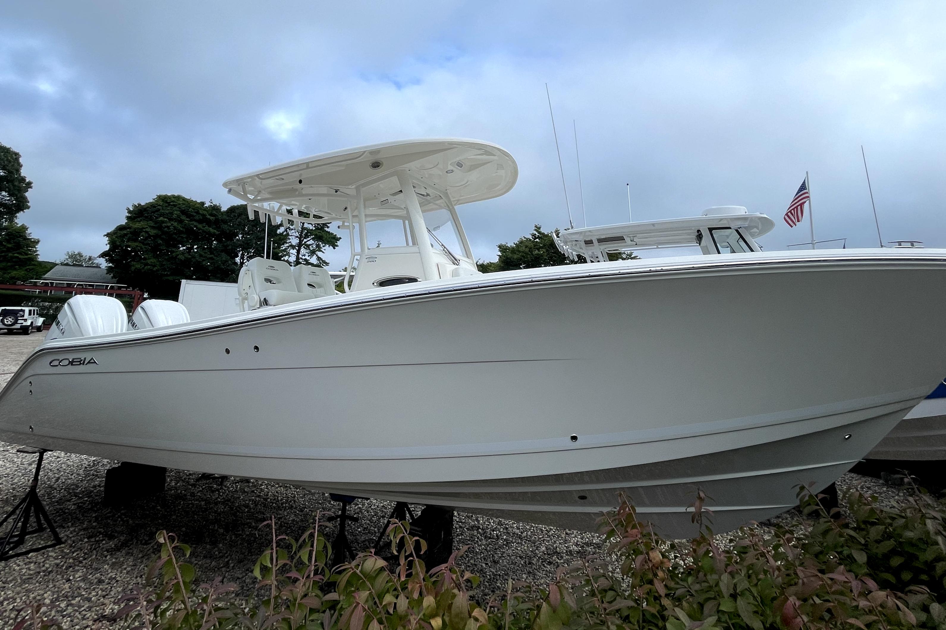 2024 Cobia 280 CC, 28 ft Center Console Twin Engine Boat