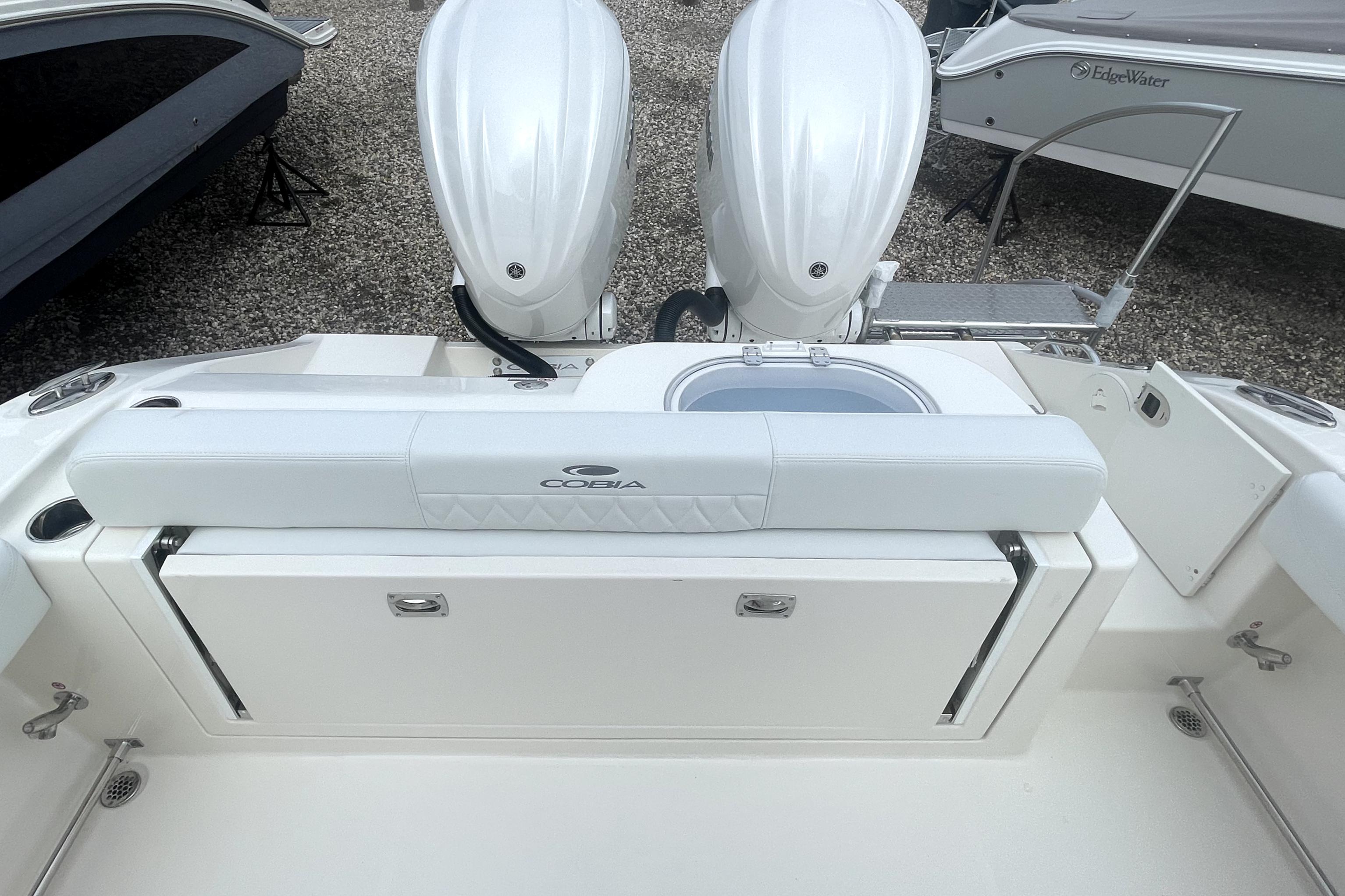 2024 Cobia 280 CC, 28 ft Center Console Twin Engine Boat